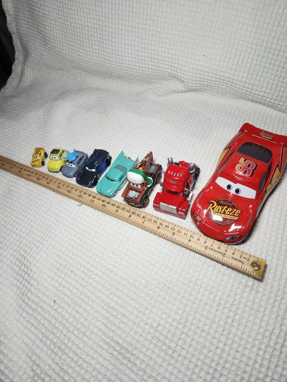 Lightning McQueen and Friends Mini Vehicle Toy Set - Some Flaws- 8 Cars